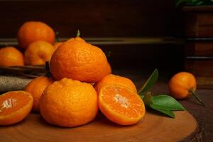 Fresco naranja Fruta cerca arriba disparo. cinematográfico estilo, oscuro estado animico fotografía. naranja Fruta en el corte tablero foto