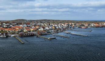 aéreo ver de un puerto con barcos y casas en Suecia foto