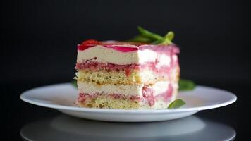 fraise coquelicot gâteau avec crème dans une assiette video