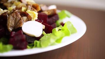salada com fervido beterraba, frito beringelas, ervas e Rúcula dentro uma prato video