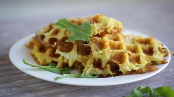 gebakken aardappel wafels met kaas in een bord Aan houten tafel. video