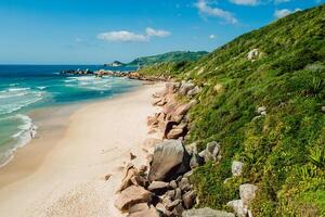 línea costera con escénico arenoso playa y Oceano en Brasil. aéreo ver foto