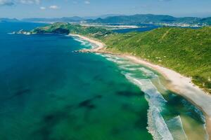 línea costera con playa y Oceano en Brasil. aéreo ver en florianópolis foto