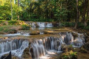 hermosa kroeng Krawia cascada a Kanchanaburi ciudad tailandia.khao laem nacional parque foto