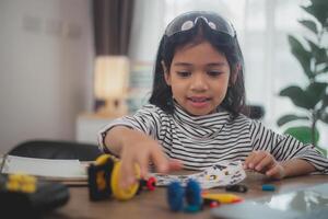 asiático estudiantes disfrutar máquina aprendizaje robot brazos controlar robots en tecnología clase, vástago educación robot brazos para digital automatización software para artificial inteligencia ai. vástago educación concepto. foto