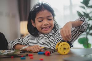 asiático estudiantes disfrutar máquina aprendizaje robot brazos controlar robots en tecnología clase, vástago educación robot brazos para digital automatización software para artificial inteligencia ai. vástago educación concepto. foto