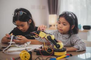 asiático estudiantes disfrutar máquina aprendizaje robot brazos controlar robots en tecnología clase, vástago educación robot brazos para digital automatización software para artificial inteligencia ai. vástago educación concepto. foto