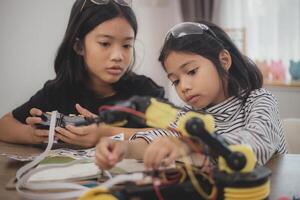 asiático estudiantes disfrutar máquina aprendizaje robot brazos controlar robots en tecnología clase, vástago educación robot brazos para digital automatización software para artificial inteligencia ai. vástago educación concepto. foto