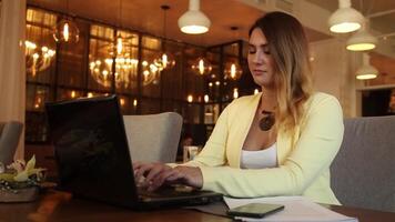 bellissimo attività commerciale donna con lungo capelli in esecuzione utilizzando un' mobile computer. attività commerciale stile. video