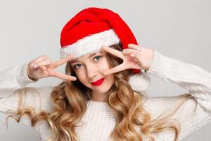 hermosa hembra modelo vestir Papa Noel sombrero foto