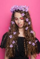 hermosa niña con flores en en pelo foto