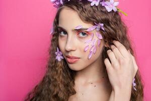 hermosa niña con flores en en pelo foto