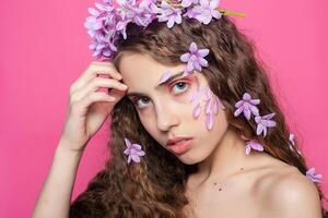 hermosa niña con flores en en pelo foto