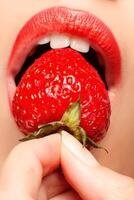sexy mujer comiendo fresa foto