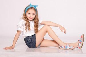 linda pequeño niña en blanco camiseta. Bosquejo. foto