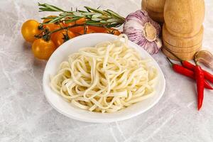 tradiciona asiático cocina - udon fideos foto