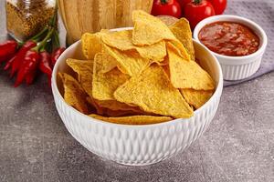 mexicano maíz nachos papas fritas con salsa foto