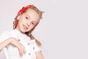 ligero marrón pelo hermosa pequeño niña en blanco camiseta foto