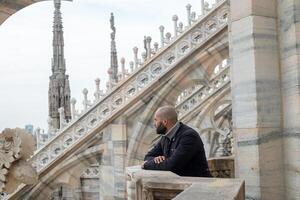 contento hombre en frente de duomo Milán catedral foto