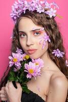 hermosa niña con flores en en pelo foto