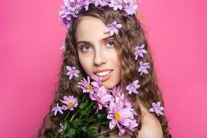 hermosa niña con flores en en pelo foto