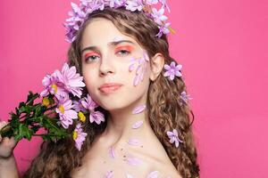 hermosa niña con flores en en pelo foto