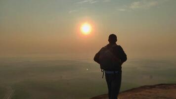 silhouette de une homme sur une Montagne Haut. Succès ombres réussi gens bras en haut sur Haut de collines célébrer Succès avec lever du soleil. video