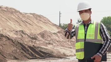 civiel ingenieur onderzoeken en controle van zand lader werken Bij zandbak. zand industrie. bouw plaats. video