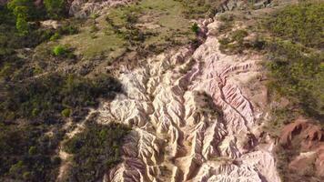 beeldmateriaal antenne visie van roze kliffen geologisch reserveren mijnbouw werkzaamheid in de laat 19e eeuw de dramatisch, kleurrijk kliffen, heide, Victoria, Australië. video