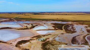 en antal fot från Drönare med skön mönster antenn se av sjö tyrrell, är en grund, saltskorpa depression i de mallee distrikt av nordväst Victoria, Australien. video