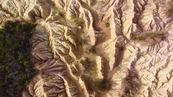 Aufnahmen Antenne Aussicht von Rosa Klippen geologisch Reservieren Bergbau Aktivität im das spät 19 .. Jahrhundert das dramatisch, bunt Klippen, Heathcote, Viktoria, Australien. video