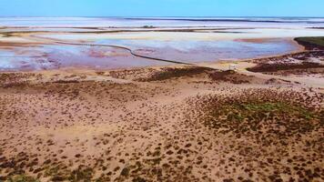 een beeldmateriaal van dar met mooi patronen antenne visie van meer Tyrrell, is een oppervlakkig, zoutkorst depressie in de mallee wijk van Noord West Victoria, Australië. video