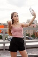 joven mujer con auriculares colgado en su móvil teléfono foto