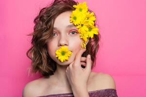 un hermosa joven chica, en un rosado antecedentes foto