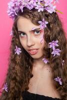 hermosa niña con flores en en pelo foto