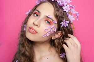 hermosa niña con flores en en pelo foto