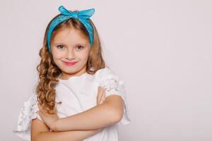 linda pequeño niña en blanco camiseta. Bosquejo. foto