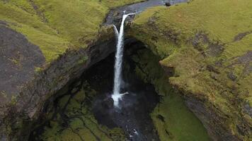 vattenfall i island i de sommar. de natur av island. video