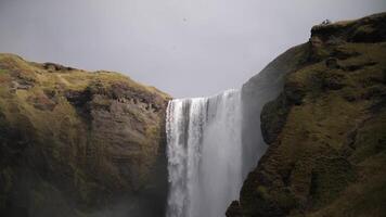 grande cascada en Islandia en verano. video