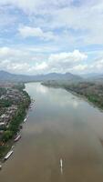 Mekong fiume paesaggio nel luang prabang, lao video