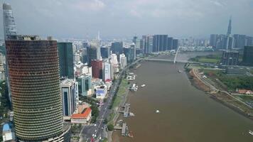 antenn se av stadens centrum ho chi minh stad och de saigon flod, vietnam video