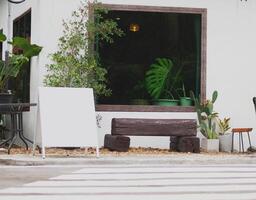 mesa y sillas en un terraza en un café foto