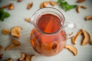 dulce frio compota hervido desde varios seco frutas, en un vaso licorera foto