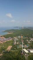 aérien vue de aquatopie l'eau parc de stationnement câble voiture sur phu quoc île, vietnam video