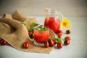 hecho en casa recién exprimido tomate jugo con pulpa en un vaso licorera foto