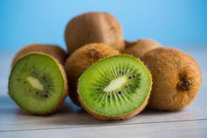 kiwi Fruta rebanada de cerca en azul antecedentes foto