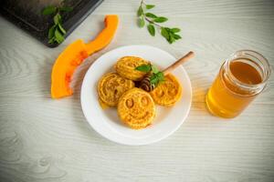 dulce lozano calabaza panqueques con miel en un plato foto