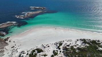 paraíso idílico blanco arena playa personas caminando esperanza 4k video