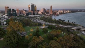 Perth ciudad horizonte puesta de sol aéreo 4k parque río video