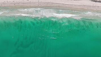 a volo d'uccello Visualizza canoe surfers turchese mare Scarborough spiaggia Perth aereo 4k video